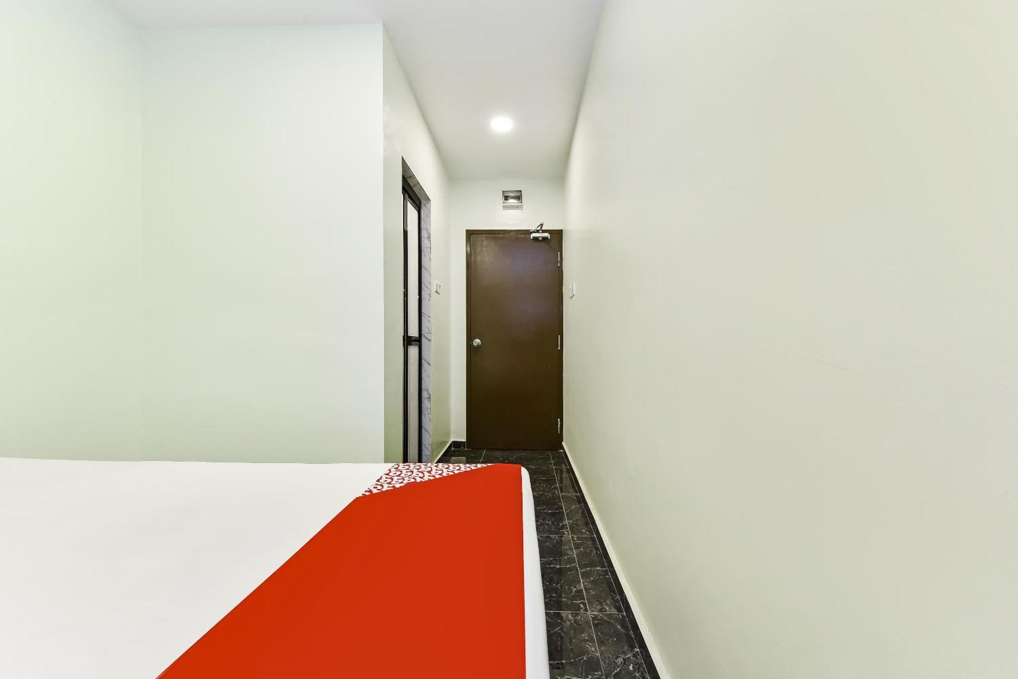 Oyo 90445 Th Hotel Bahau Exterior photo